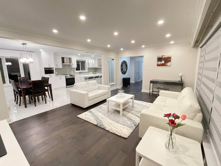 3-Bedroom Modern Luxury Apartment In The Heart Of City Toronto Esterno foto