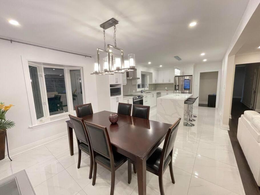 3-Bedroom Modern Luxury Apartment In The Heart Of City Toronto Esterno foto