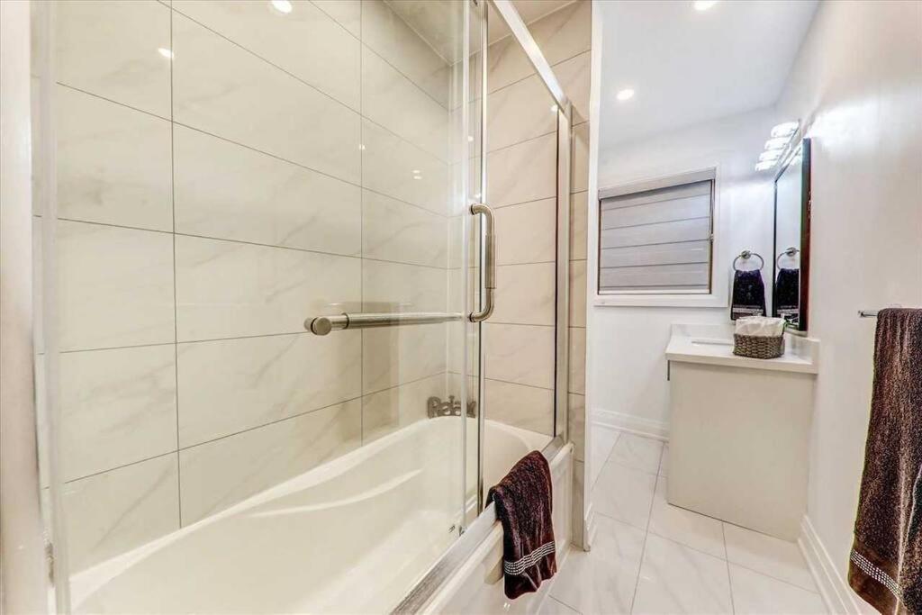 3-Bedroom Modern Luxury Apartment In The Heart Of City Toronto Esterno foto