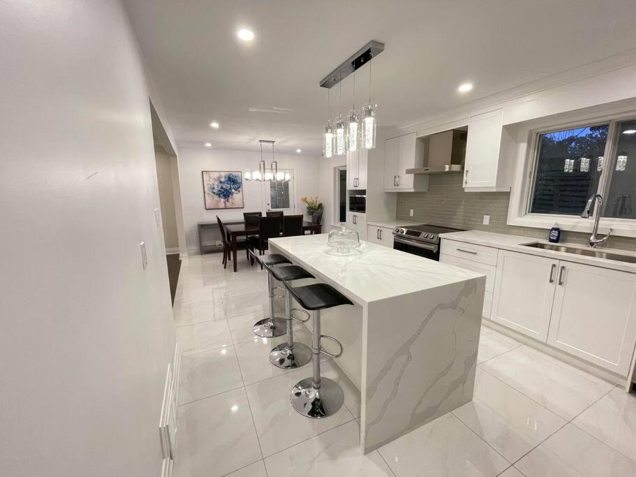 3-Bedroom Modern Luxury Apartment In The Heart Of City Toronto Esterno foto