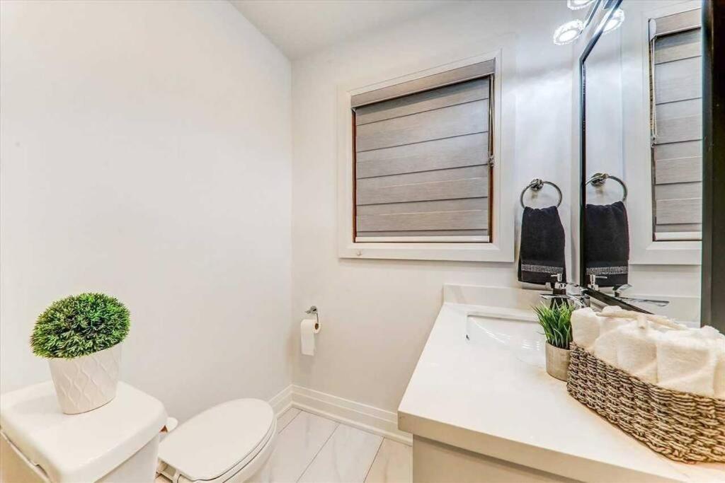 3-Bedroom Modern Luxury Apartment In The Heart Of City Toronto Esterno foto