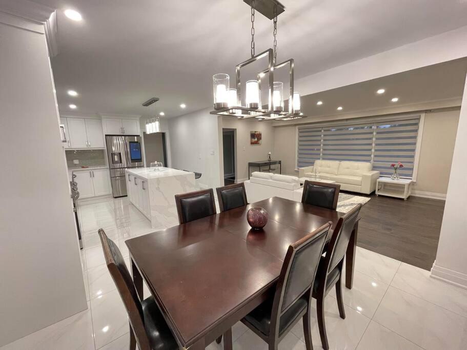 3-Bedroom Modern Luxury Apartment In The Heart Of City Toronto Esterno foto